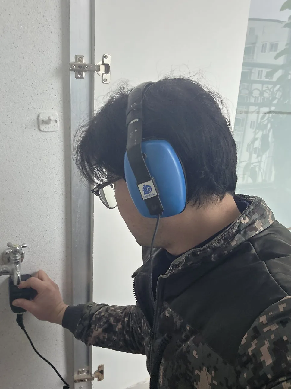 배관 누수 검사 중인 작업자