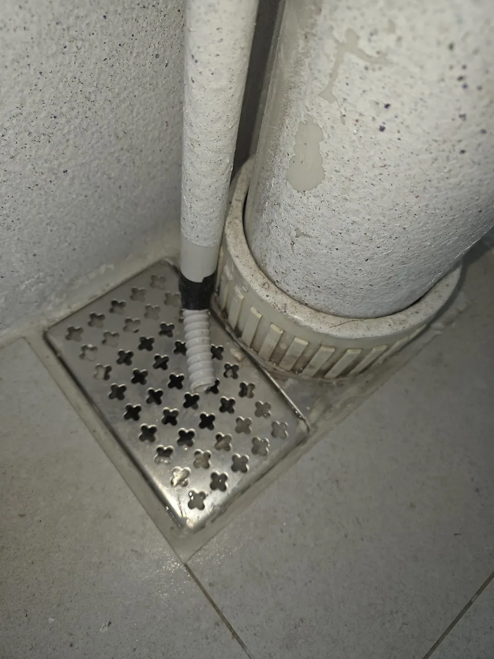 배관과 배수구가 있는 벽면