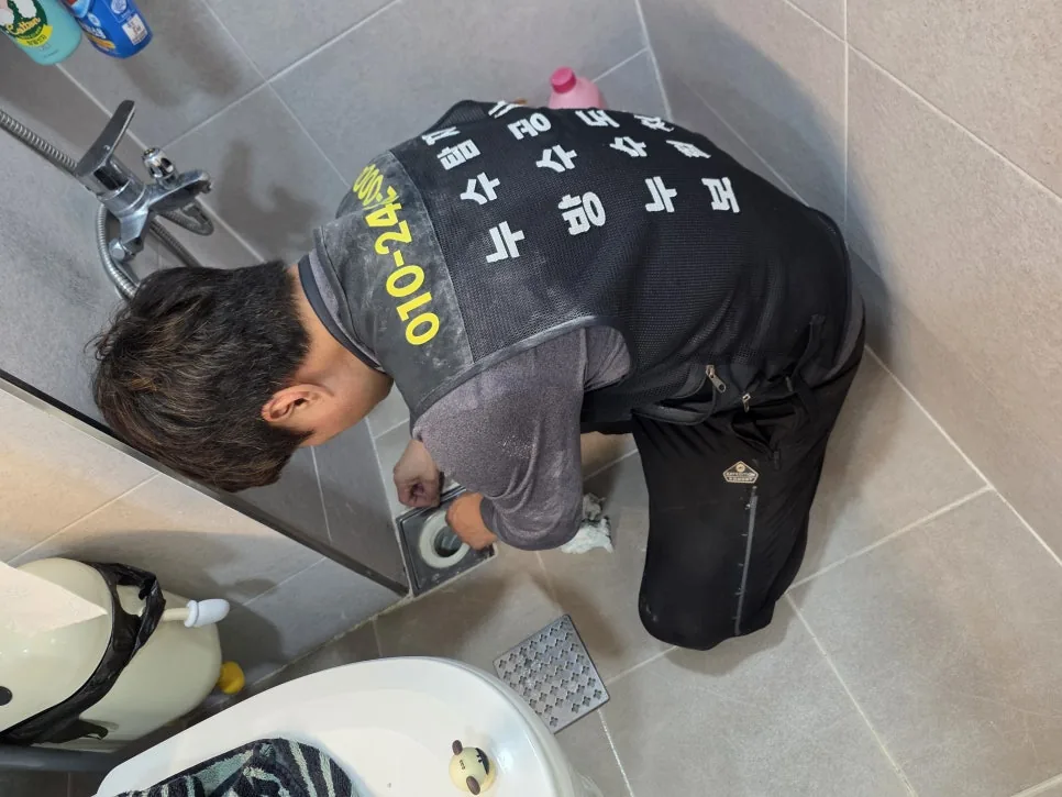 배관 수리 작업 중인 작업자