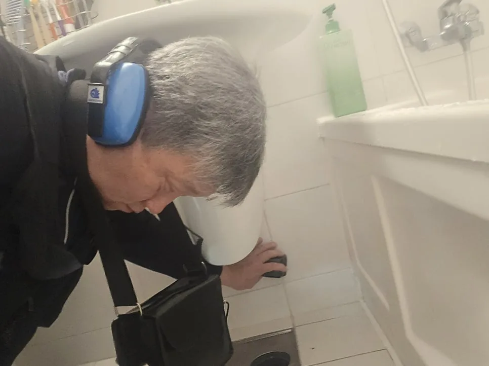 배관 누수 점검 중인 작업자