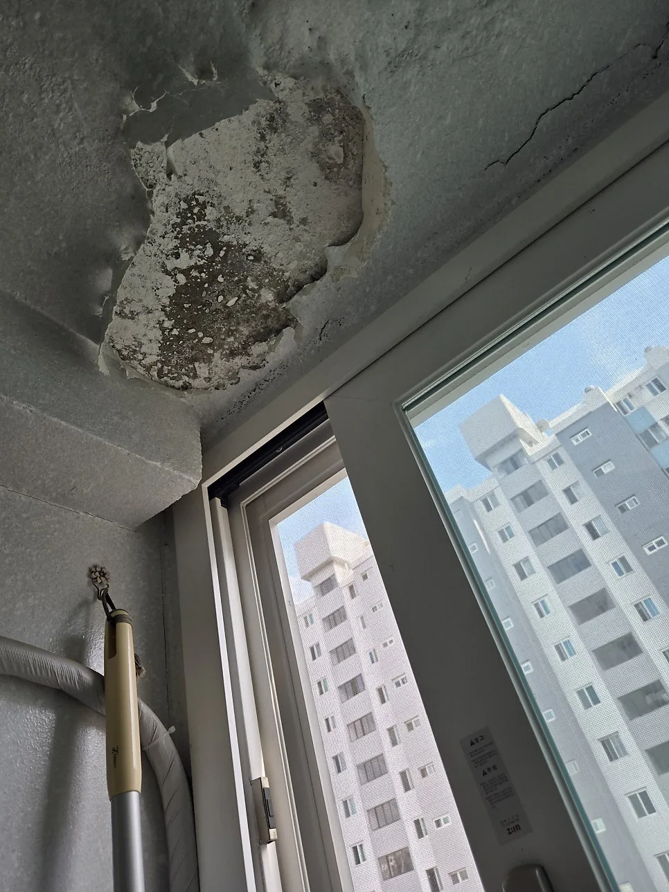 천장 누수 얼룩이 보인다