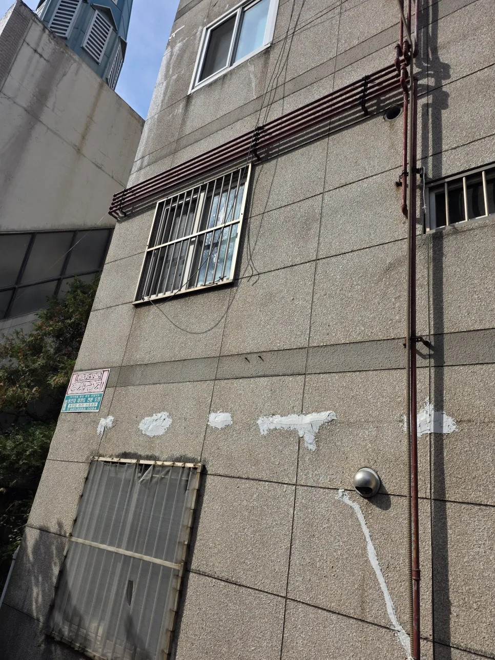 건물 벽면 수분 손상 표시