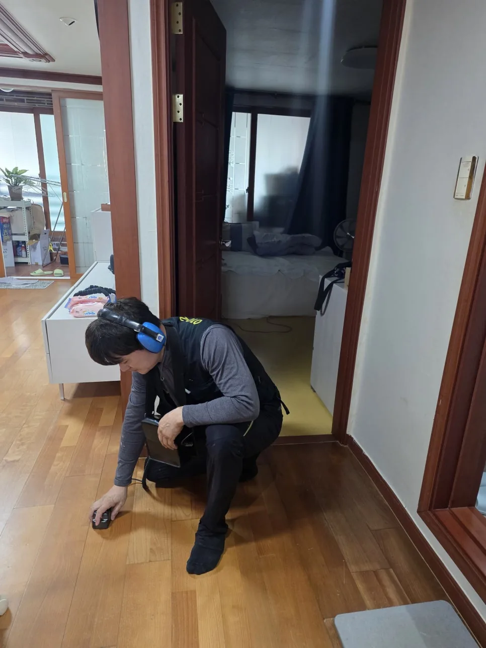 수분 검출 장비로 바닥 점검