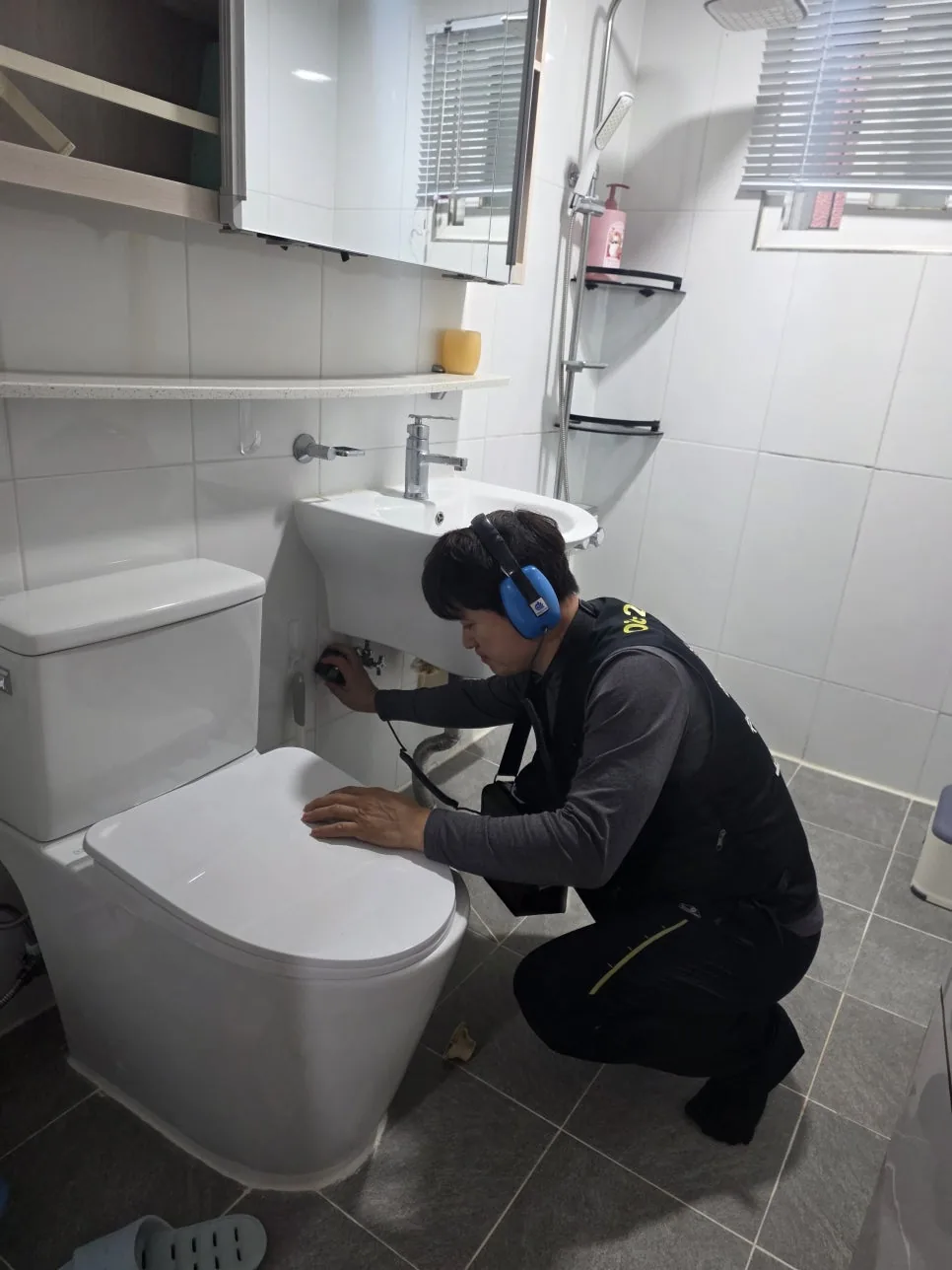 배관 검사 중인 수리 작업