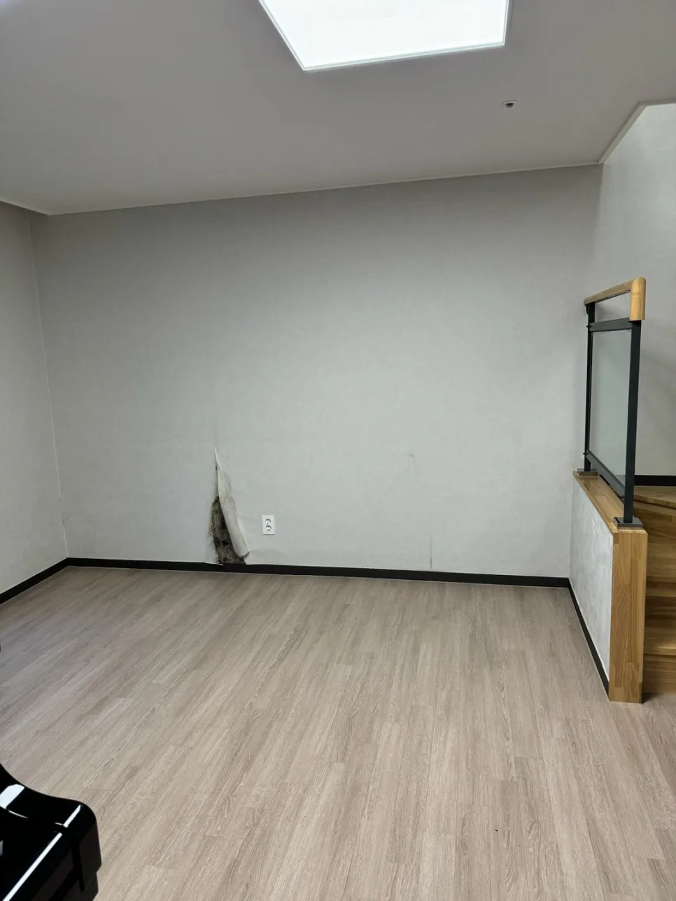 벽면에 누수로 인한 손상 표시