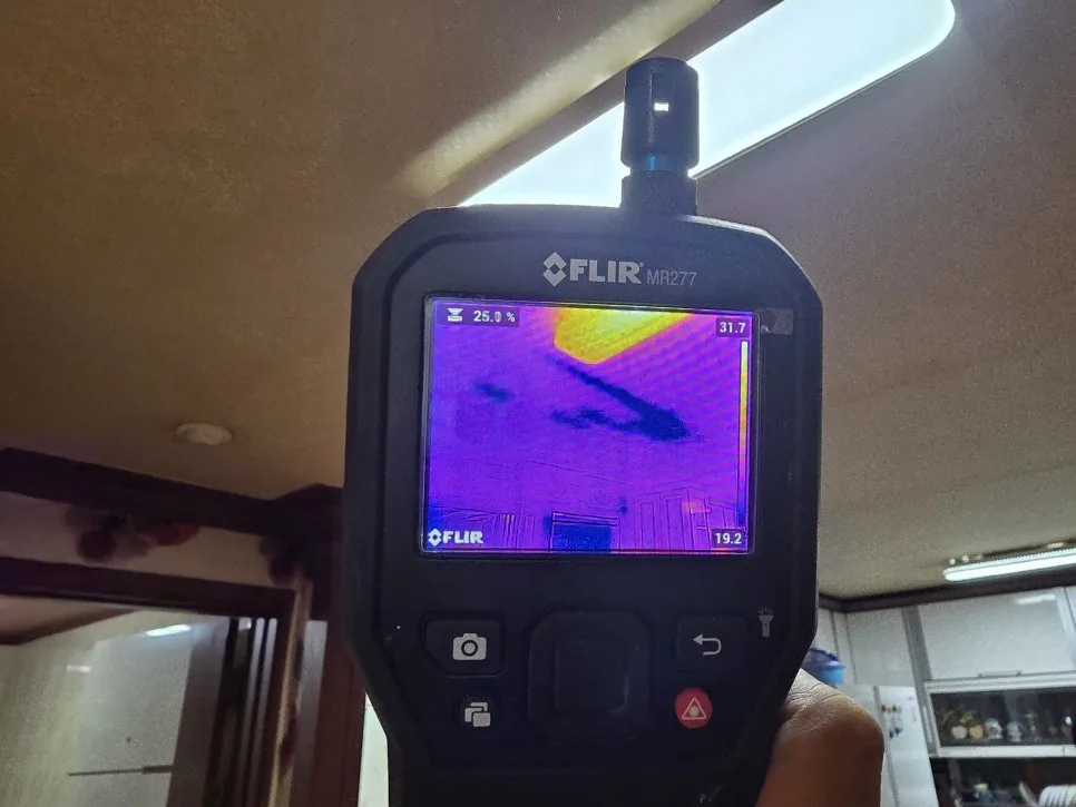 천장 탐지기로 누수 검사