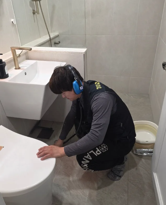 배관 점검 중인 작업자