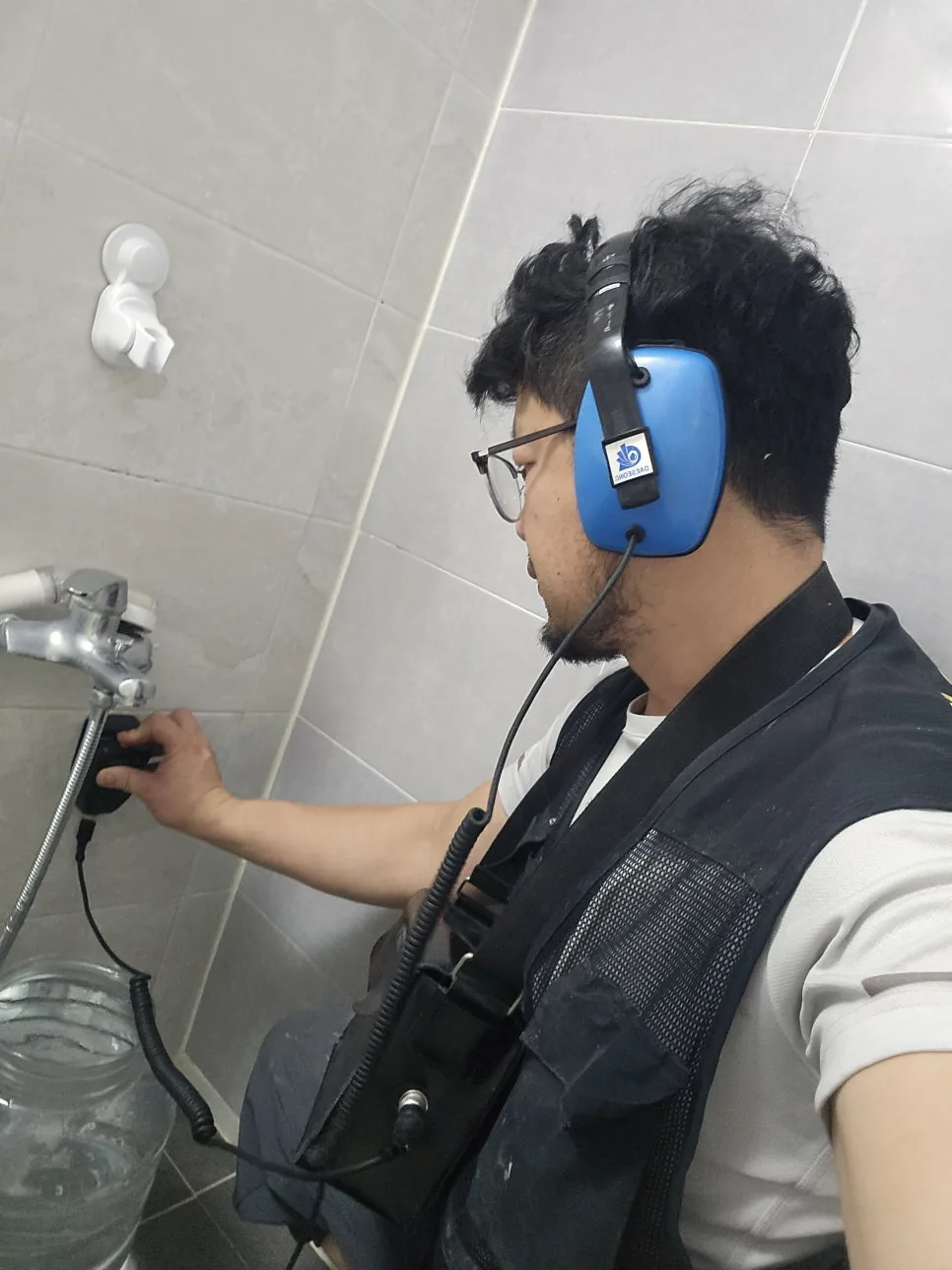 배관 누수 검사 작업 중