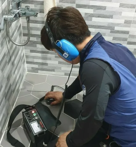 배관 누수 탐지 작업 중
