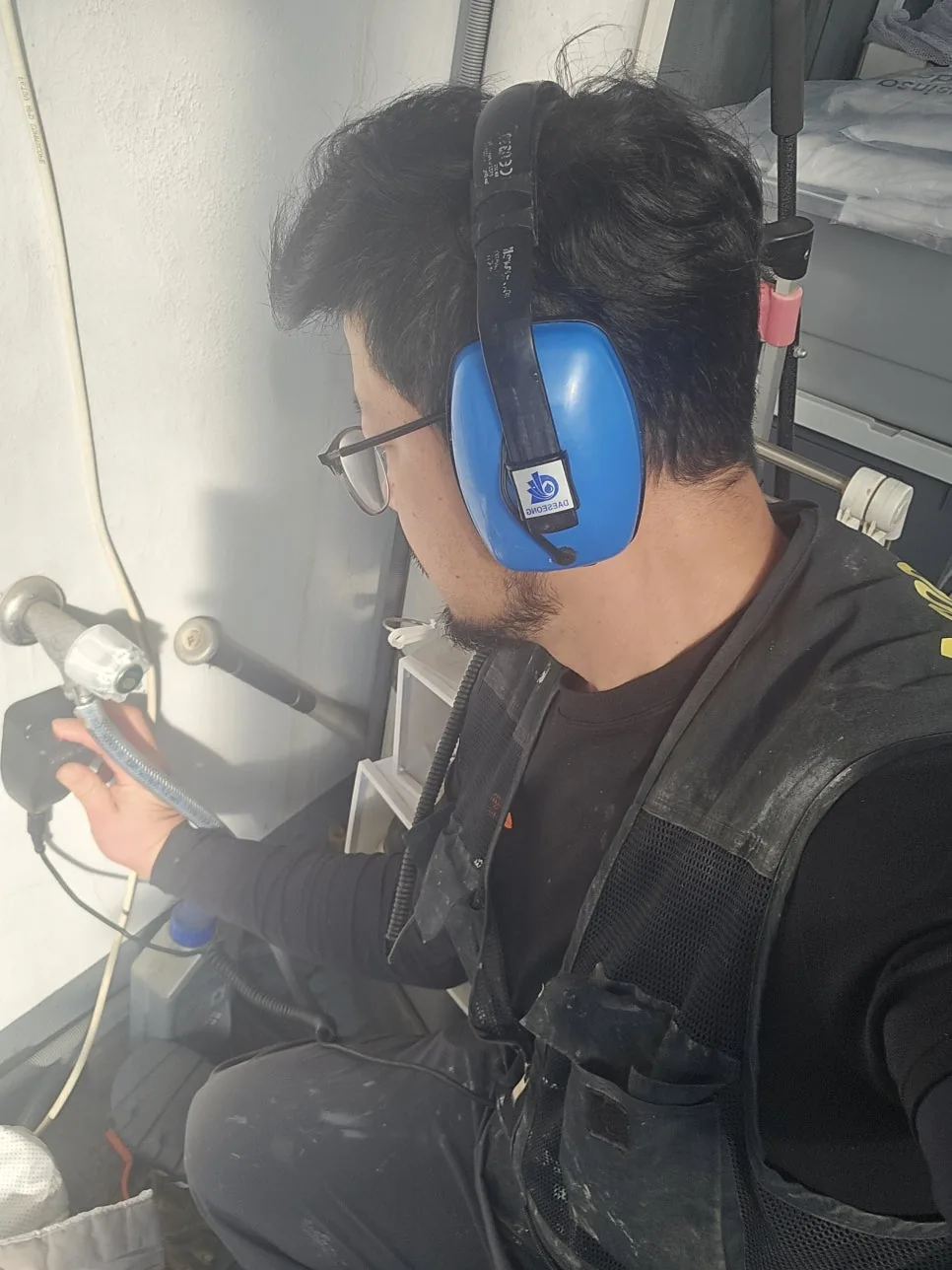 배관 점검 작업 중인 작업자
