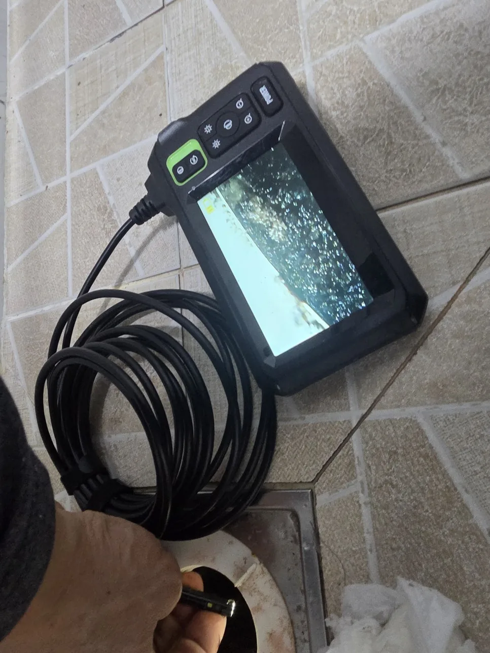 배관 누수 탐지 장비 사용 중