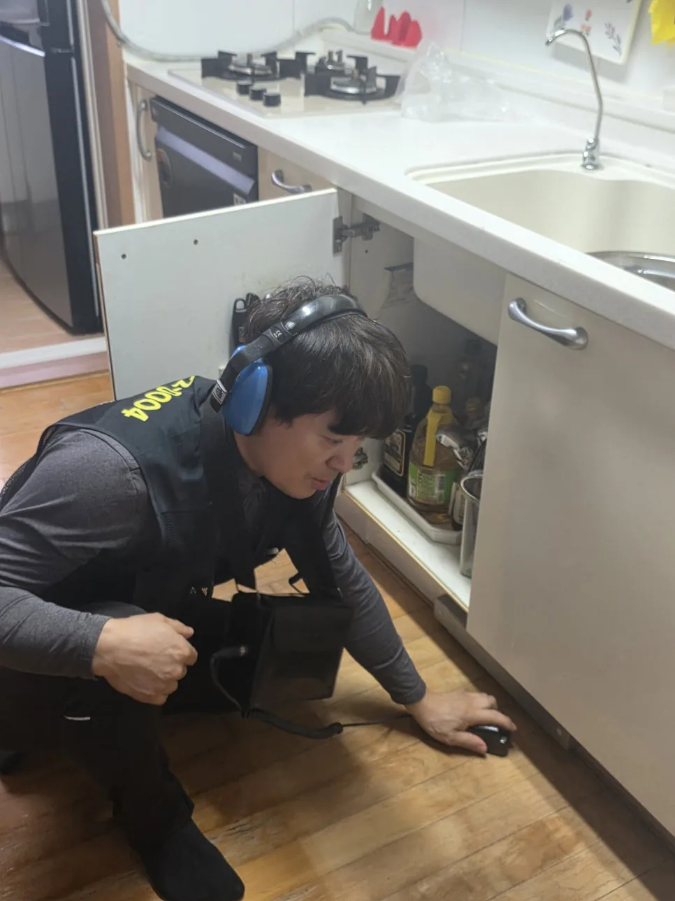배관 누수 탐지 작업 중